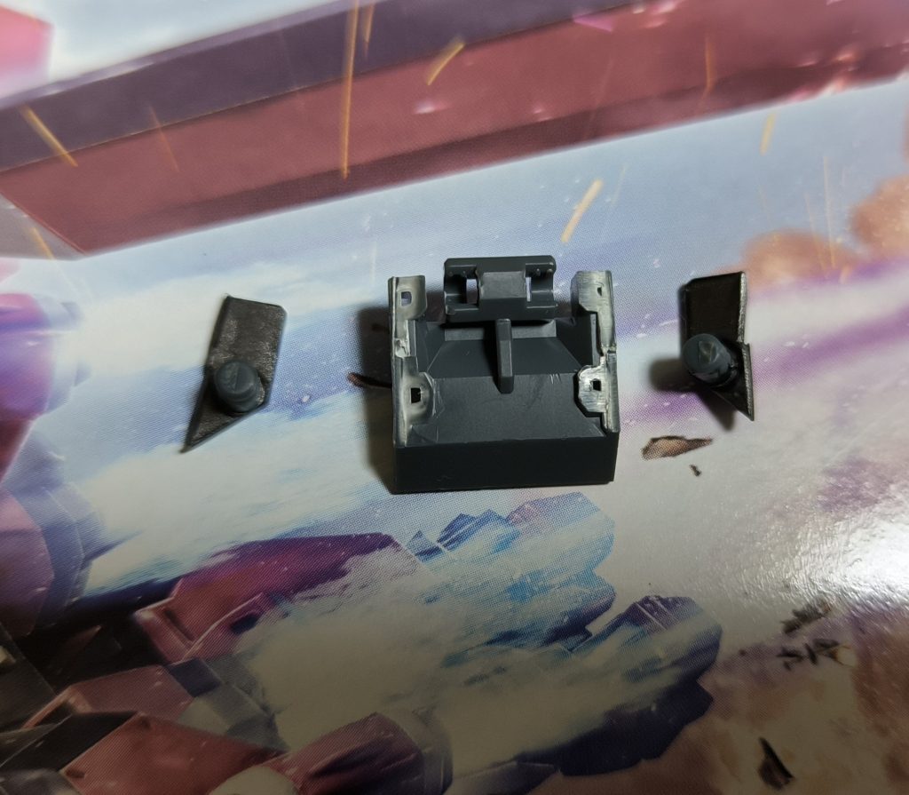 主翼を付けるためにイモータルジャスティスのバックパックのウイング接続部を切断して使用してます。