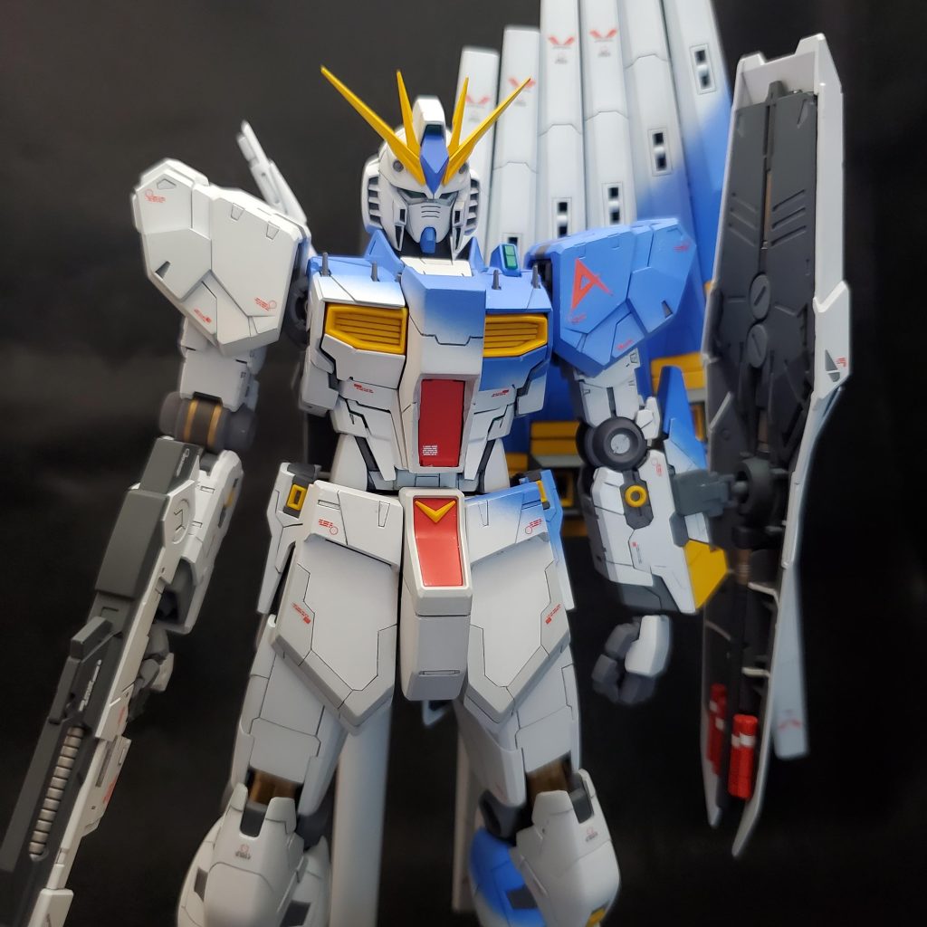 フェイスを削り込み、ノーマルだと面長な印象を受けるのを解消しました。