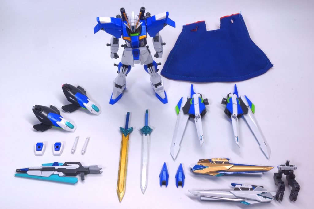 いつものスタティックディスプレイです。こちらで制作時のこだわり等をお伝えできればと思います。○右上のマントは腰に装備します。腰マントを付けていた初代をオマージュした装備なのですが、今回は画像枚数の関係で添付できておりません．．．。また別投稿でご紹介できればと思います。○実体剣の柄部分には、塗装ハゲ防止のためマスキングテープを巻いています。実際の剣のような見栄えにもなって、気に入っています。○本体の青は、コバルトブルーの上からMr.クリスタルカラー サファイアブルーを上塗りし、パールがかった色にしています。ほのかに粒子感のある、きれいな青に仕上がりました。