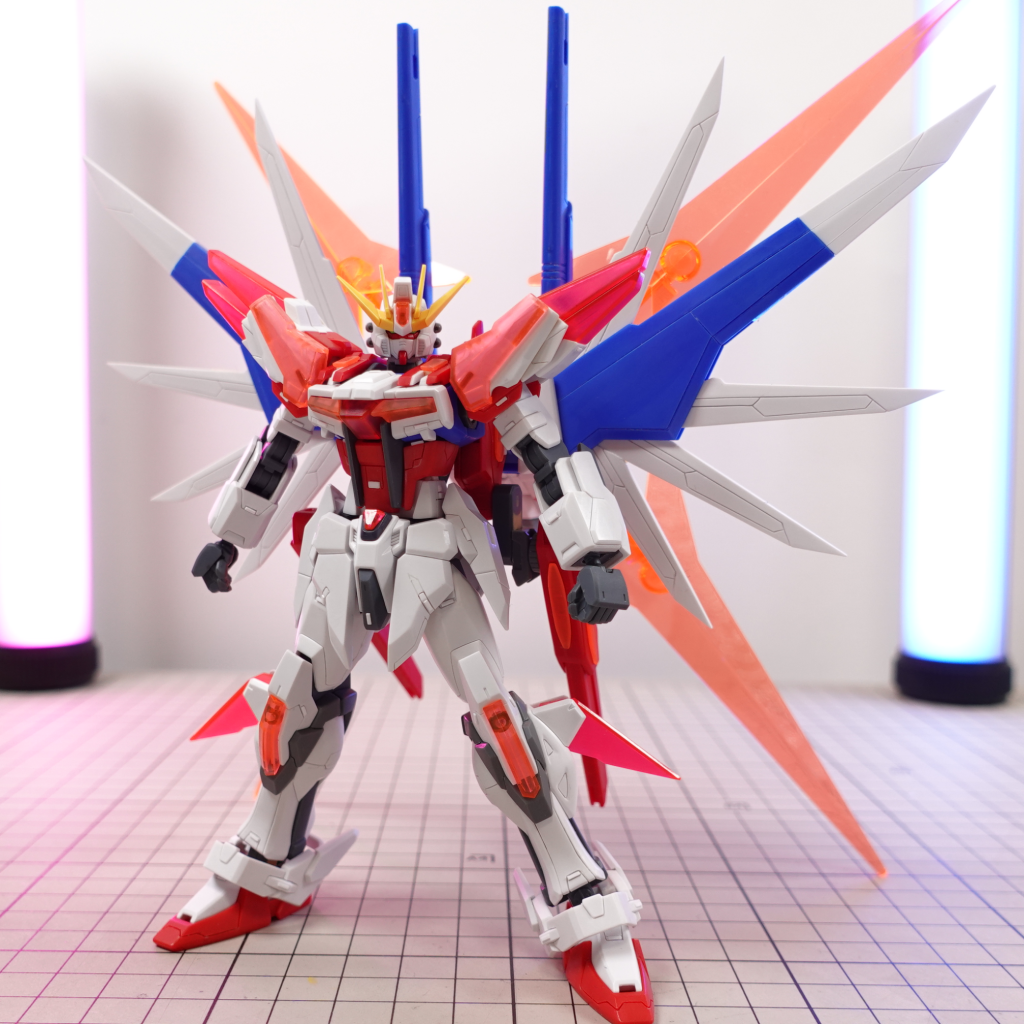 スジボリや細かな加工を終わらせた塗装前の画像ですトリコロールで塗装するかメチャクチャ悩みました