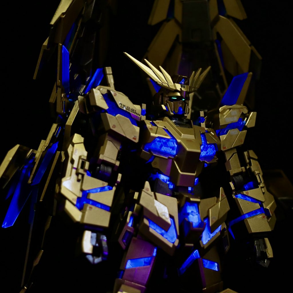 そのままだとクリアパーツはUVライトで発光しないんですよね…。どうしても光らしたかったので、ガイアカラーの蛍光クリアを使用しました。