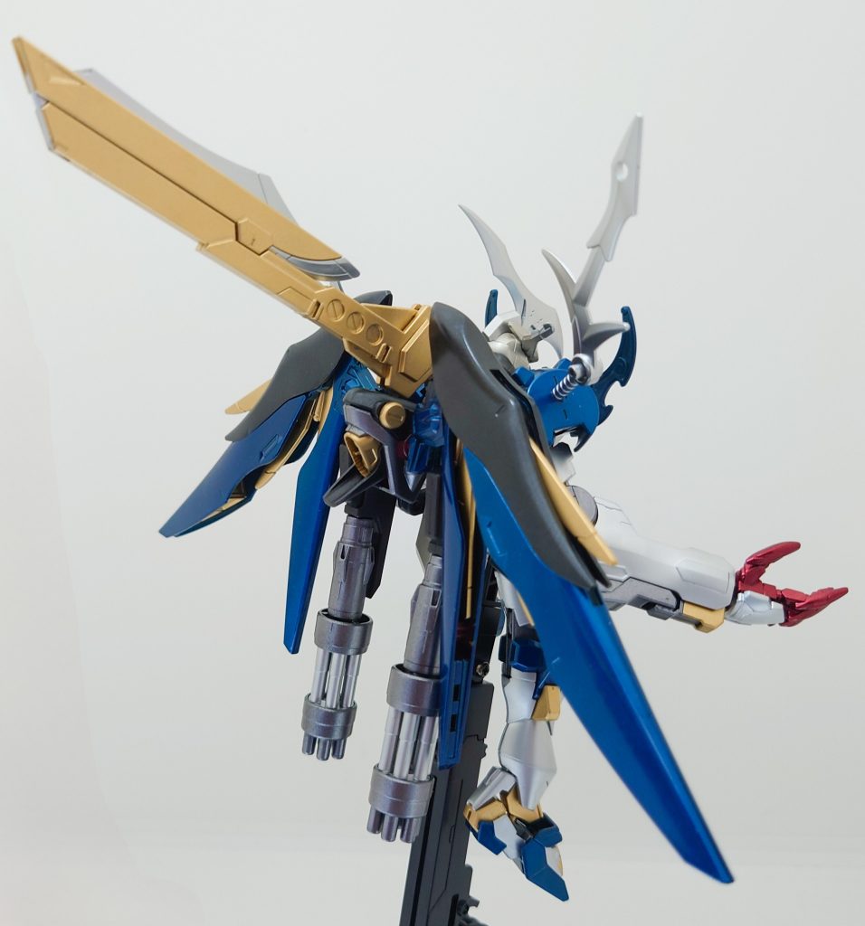 背面デスティニーガンダムのバックパックを流用し、改造したアロンダイトを取り付けてみました。