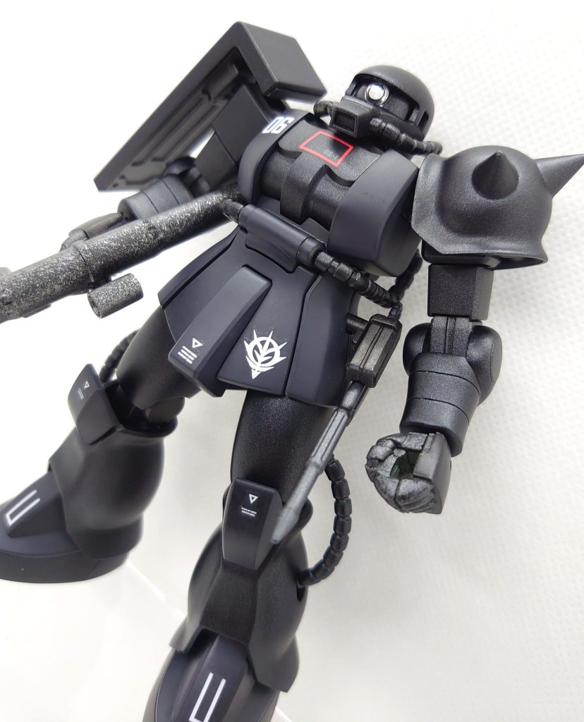 合わせ目処理、塗装、デカール、トップコート、3Dマテリアルシールで製作しました。古めのキットでぱっくり合わせ目に隙間がある箇所があり、埋めることに少々手こずりました。色々と手をかける部分はありますが、プロポーションとしては、ザクらしさがある良キットだと思いました。最後に、少しは支援になると良いのですが…w