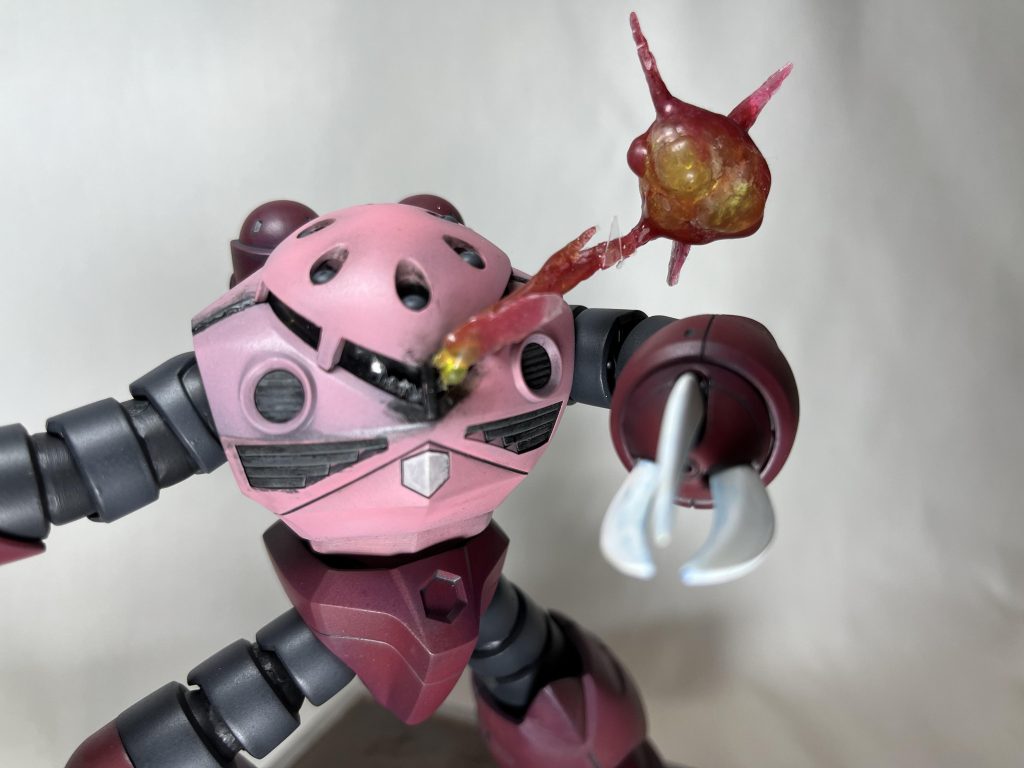 シーン的には、きっと顔面に被弾した直立姿勢のズゴックがファンファンを叩いているのでしょうが、それでは絵にならないので、「被弾の爆発さえも置き去りにするシャアの１歩」にしましたカットがファンファンに切り替わった一瞬に１歩踏み出してて、これじゃウッディ大尉も避けられないよね、と爆発エフェクトは100均レジンで作りました。初めてでしたが楽しかったです😄