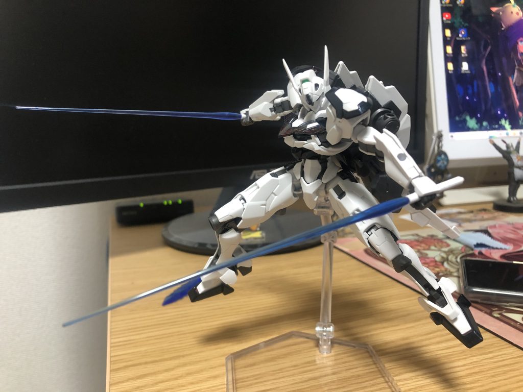 ビームサーベルを構えて。折角サーベルが2本あるなら二刀流をさせたくなりますよね。サーベル部分が青色なのも綺麗で良き。