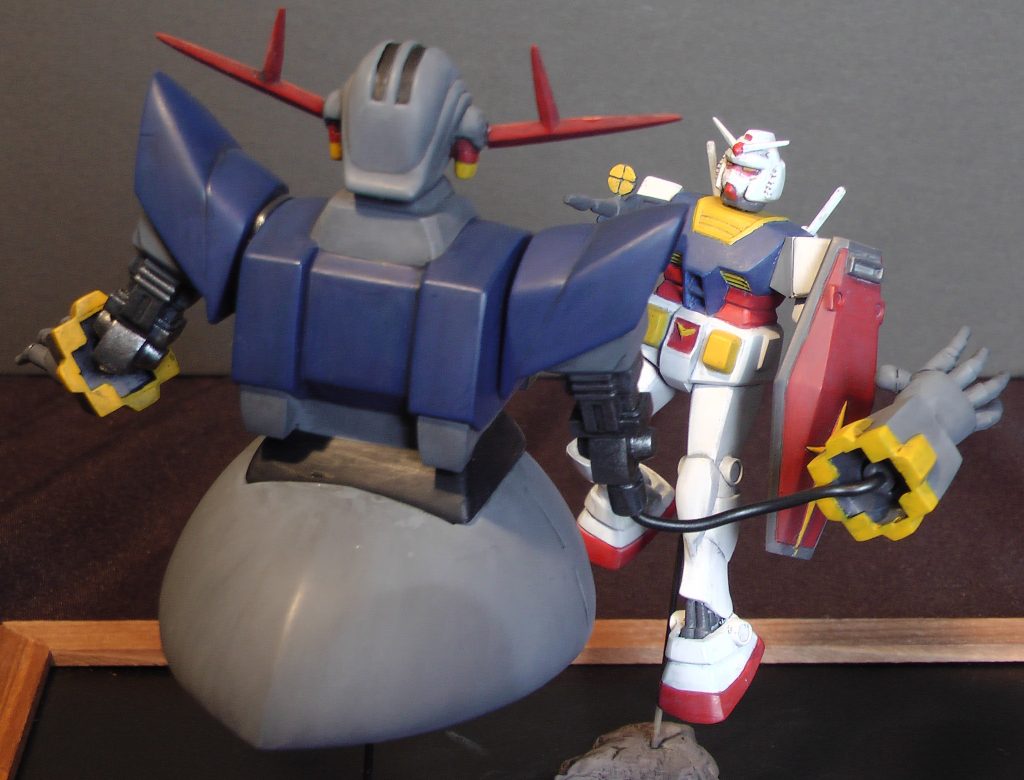 ジオング右腕はリード線でオールレンジ攻撃をしています。スカートは好みで削ってすぼめています。