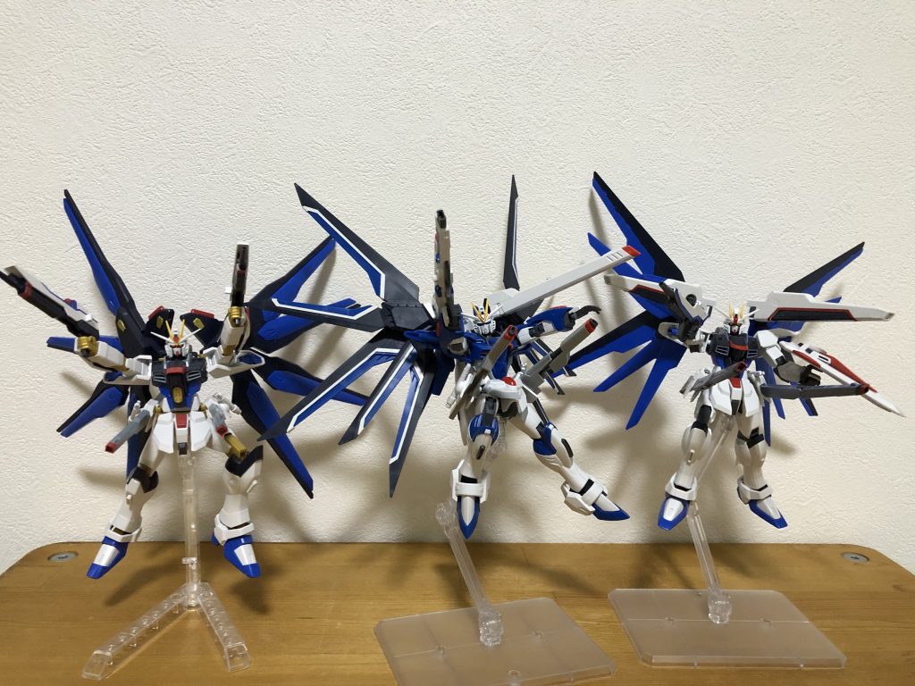トリプルフルバースト!!フリーダムやストフリと一緒に動かしてるとガンプラの進化を感じますね。