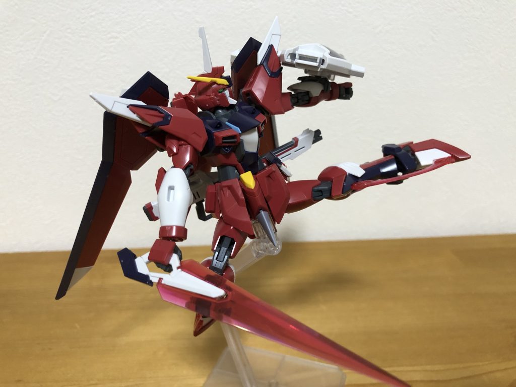 脚からビーム刃。かつてデスティニーにとどめを刺されたこの武器をシンが使うのも不思議な感覚ですね。