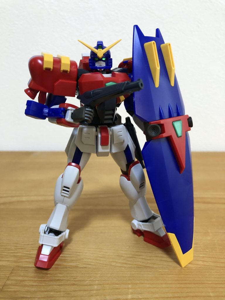 シールドと銃の組み合わせだと普通のガンダムっぽく見えますね。