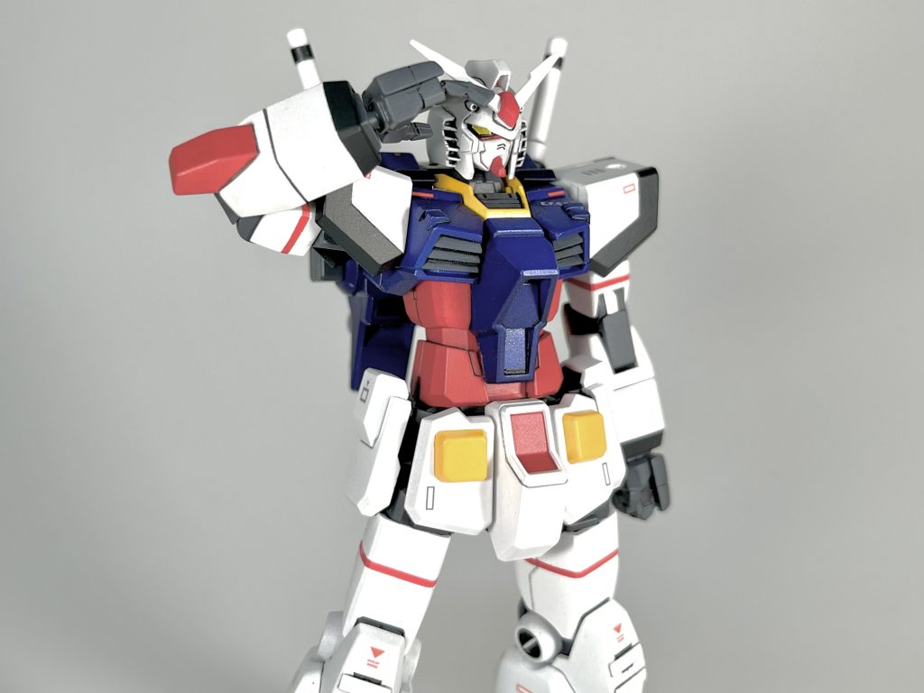 「あのガンダム型のパイロット、ティムレイ大尉(※)の息子さんだそうです」「そうですか。惨い事だ…」印象的なシーン。WB隊のアムロ&ガンダムと敬礼を交わしているのだ(※劇中テム・レイはティムレイと記載されている)