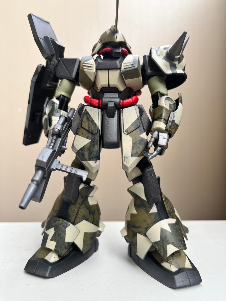 スリッパは黒  手 バックパック 武器は焼鉄色で手抜き塗装  この写真からわかる様に二の腕は塗装忘れ  ユニコーンバージョン？だったからこの色  めんどくさいからそのまま組んだった  まぁこんなもんでしょ