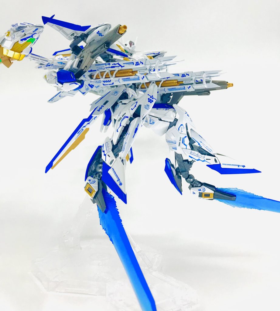 またピットを元の場所に戻すとさらに推進力が上がり機動力が上がります。そしてピットを取り外すとビームサーベルになります。中距離には手に持っているビームライフルで遠距離では曲射型ビーム砲でそして近距離では突撃して足についてるビームサーベルで串刺しにしたり機体を高速で回転させることで切り裂いたりし対応します。