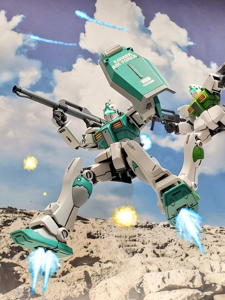 ウェラー少尉はラサ生産基地の抵抗力が弱まったと判断し、制圧作戦に移行～🎶全機に降下を指示👎️✨グリーンの鮮やかな機体のジムが次々と舞い降りる～🕊️ジムIIカスタムもエネルギーの切れたビームライフルを捨て、バズーカ装備に切り替え降下する👍✨