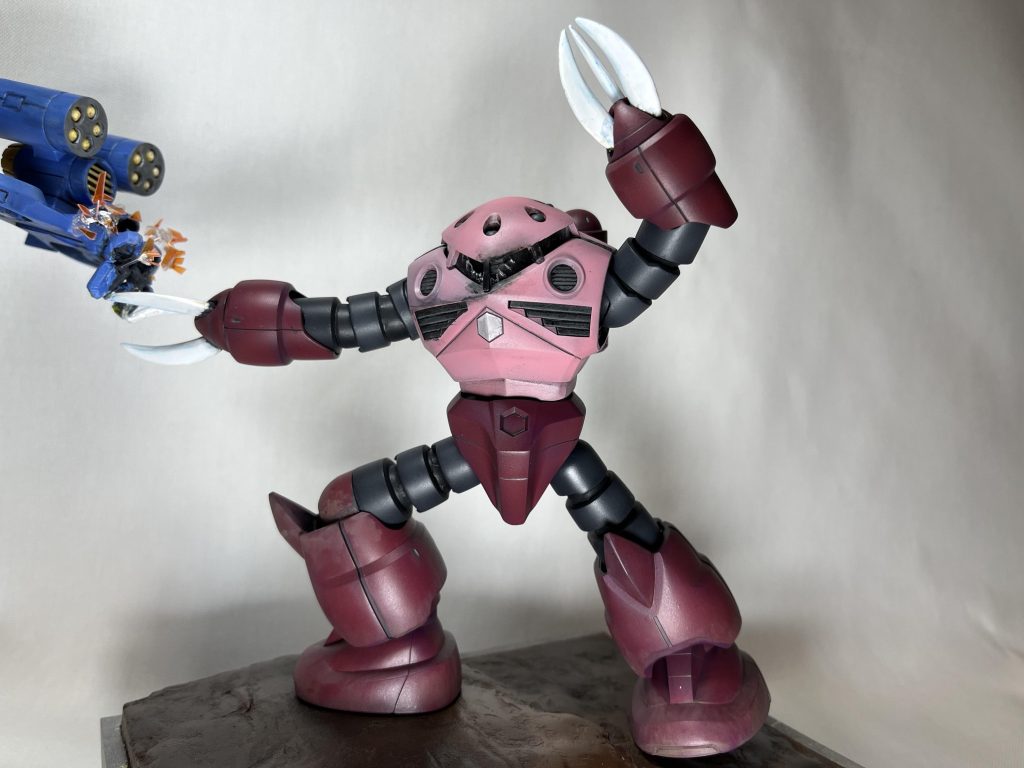 爆発エフェクトは脱着可能ですそしてファンファンを支えるために左腕以外は関節のABSパーツを使わずに、ランナーやエポキシパテに置き換えてポーズ固定にしています爪に関しては根元の部分がイメージと違うので形状を変えてまして、両手とも可動しません。爪１本作った後、残り５本をパテで複製し、その過程でファンファンを支える２本には真鍮線を通しましたあとMGにある腕の伸縮機能をまねて、右腕は伸ばしてあります