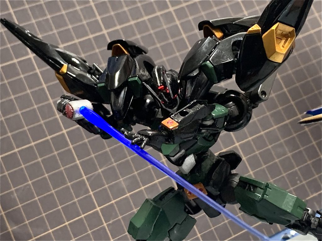 武装は索敵や投資能力に優れたマクロアイGアクロバッターやGライドロンを呼び出せるリストビット、太陽光線を吸収しエネルギー化できるサンバスクや未知の力キングストーンを内包するサンライザー一撃必殺武器のリボルケインや、長期格闘に優れた拳や脚など近接格闘に優れている。