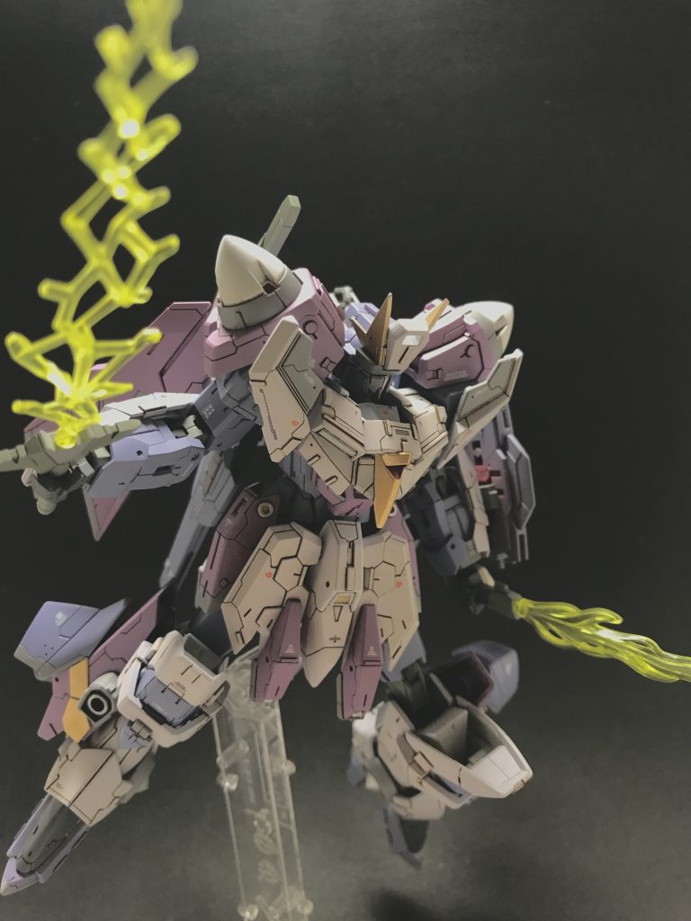 サーベルは背中に二本収納されてます イージスナイトに付いてるエフェクトパーツが有能すぎて楽しい あと今回も気合い入れてディテールアップしました がんばったよおれ…締め切り間に合わないかとおもたよ