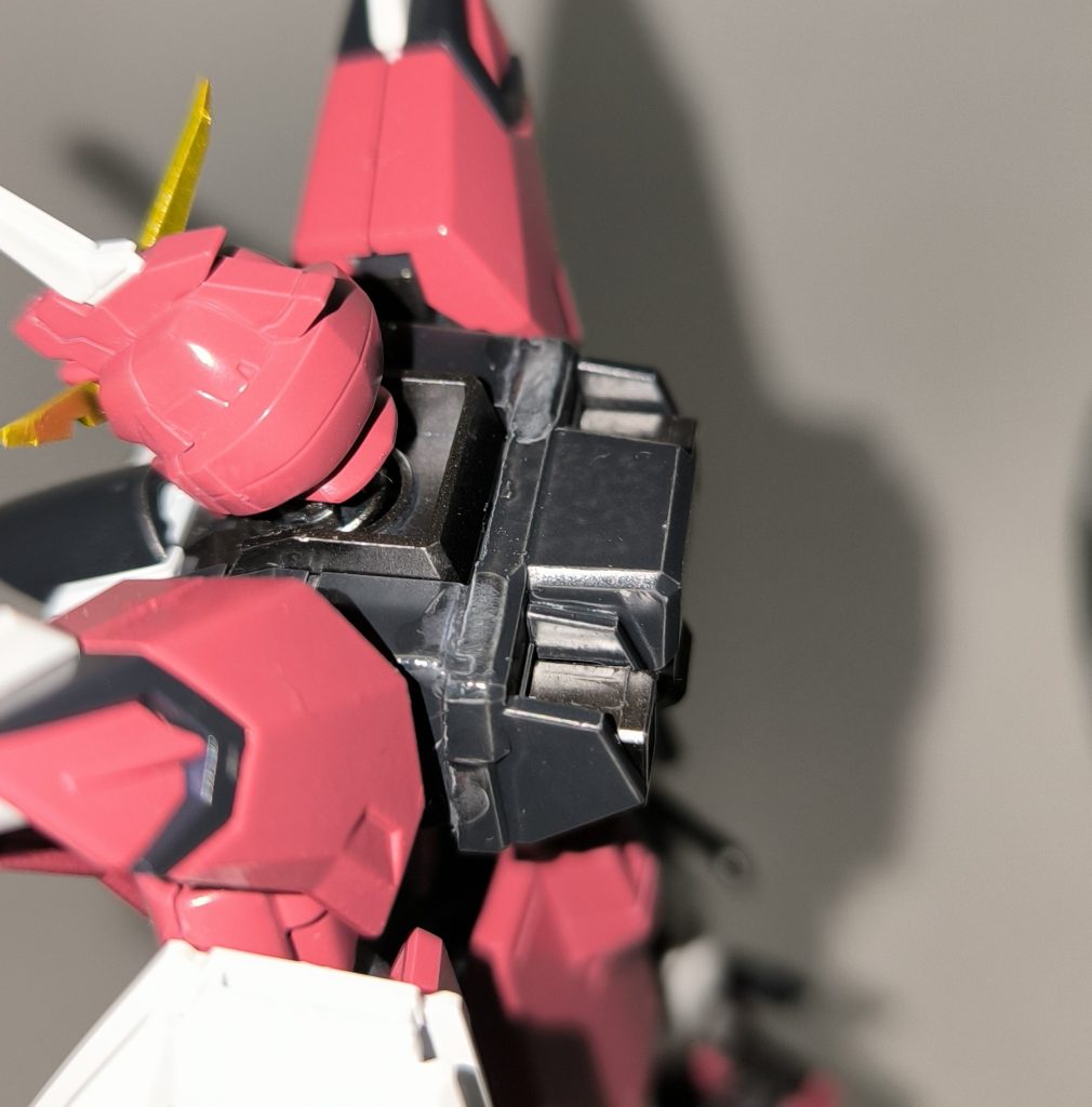 背中は∞ジャスティスの本体後ろパーツをニッパーでぶった切ってやすりでいい感じに削り、接着しました。