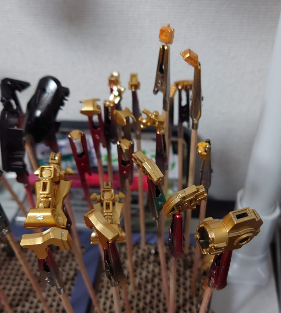 イエローゴールドに塗装し直して組み上げました