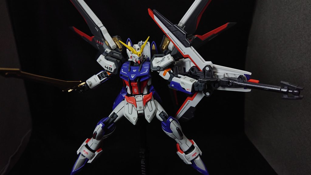 今回、オリジナルの武装として“ライフルとシールドの複合兵装”を作ってみましたストライクのシールドをベースにエアリアルのシールドのパーツと30MMのライフルを組み合わせています近接戦では基本シールドとして使用しますが、普段のシールドより長く、そして鋭く作っているので打突武器としても使用できます中距離戦ではシールド裏に装備したライフルを使用します銃口はシールドに隠れるようになっているので、相手の意表を突く様な奇襲攻撃ができると考えていますシールドの先端部分は開閉が可能で、弓状の形態に展開した際には長距離砲撃が可能になります