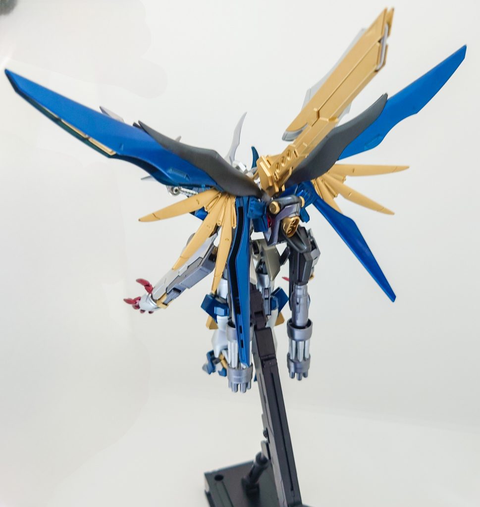 バックパックの翼を展開した状態。