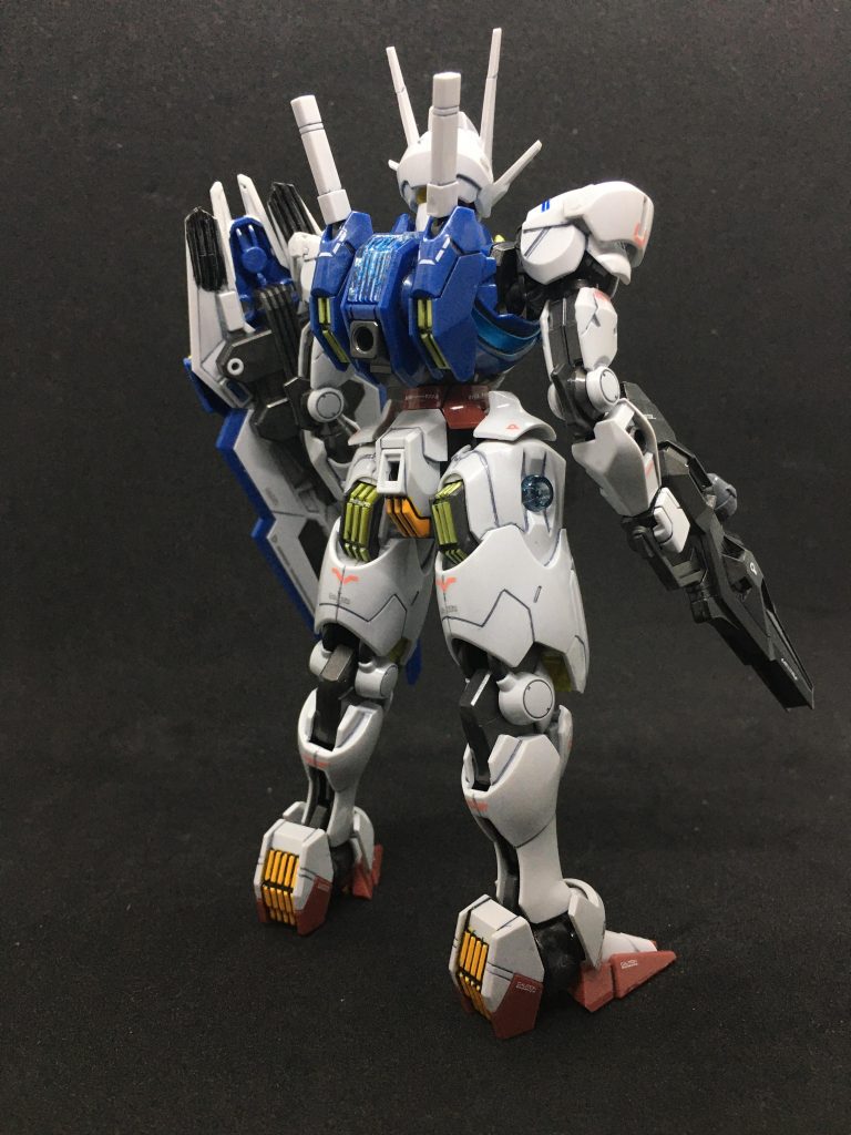 塗装は全てガンダムマーカーです。付属のマーキングシールは一番くじエアリアルに使い、こちらはガンダムデカール水星の魔女汎用①を全て貼りました。白=ガンダムマーカー ガンダムニューホワイト黄=同イエロー青=同メタブルー関節部=同メタリックブラック マーキングを全てデカールに置き換える都合上、剥がれ落ちる事態は避けたい...と一度光沢クリアーで下地を整え、デカールを貼って乾燥後に半光沢にしようかと思っていましたが、予想以上に光沢が似合っていたので、珍しく光沢仕上げにしました。