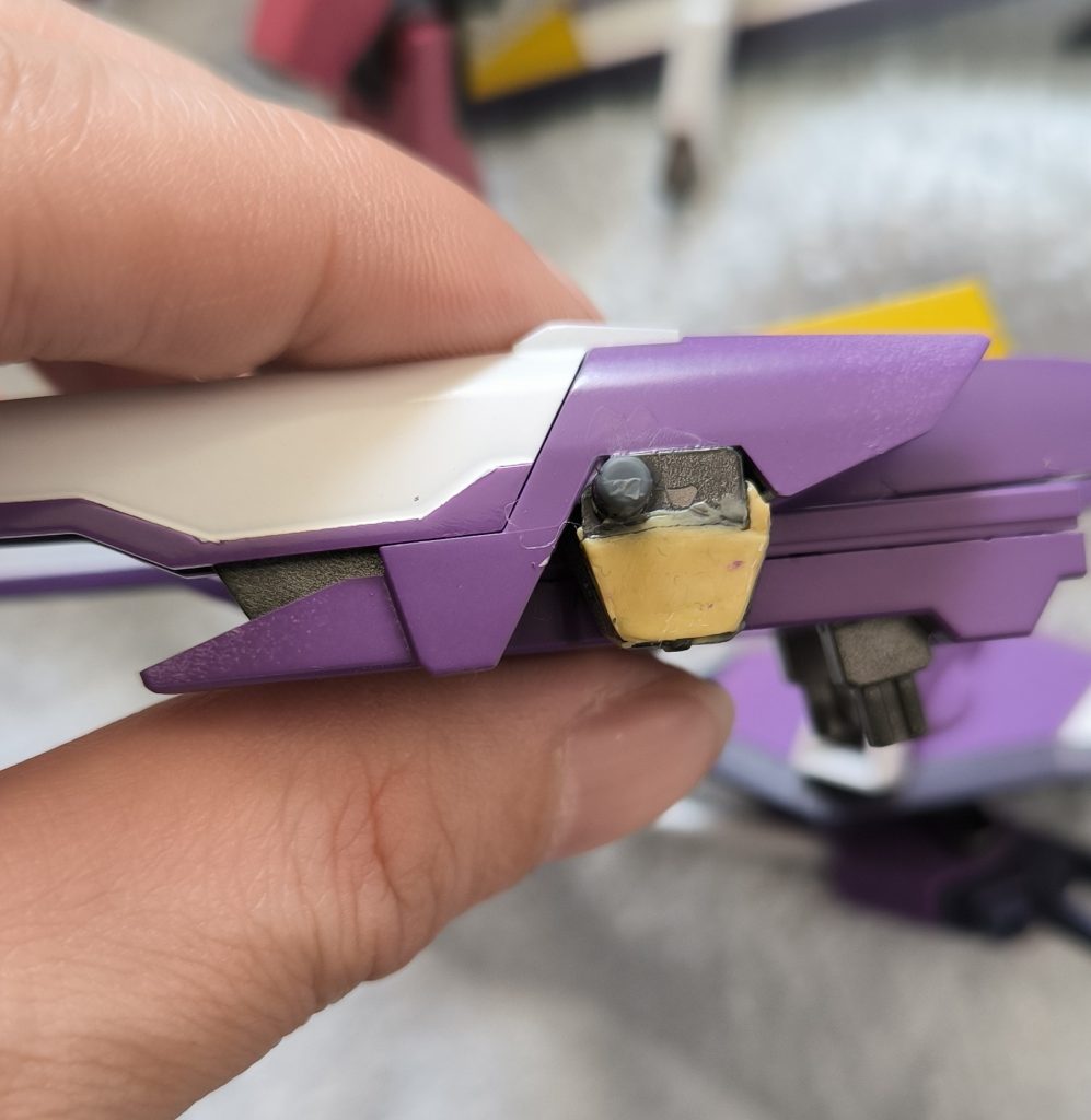 これが接着剤だけだとポロっポロ取れて大変だったので、パテでガチガチにしました。