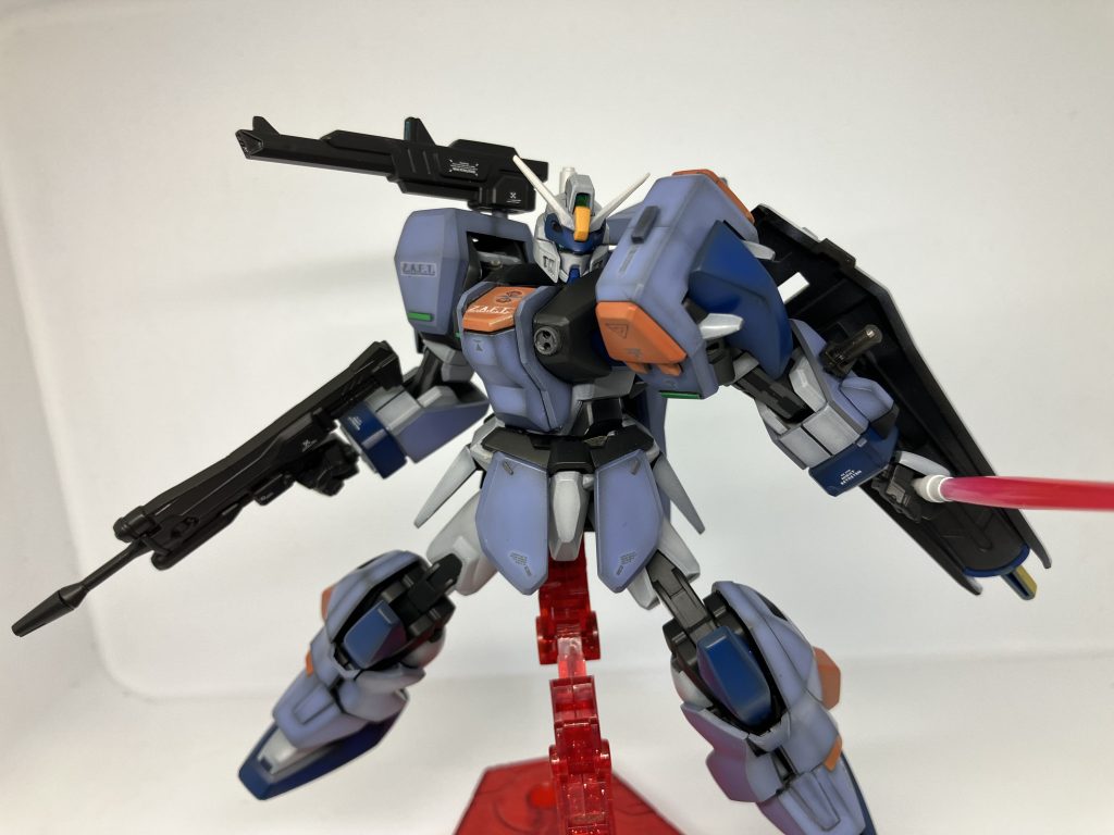 映画公開記念に作成。リリース当時は購入していなかったのでずっと作りたいと思っていた矢先に再販を購入できてラッキーでした。重厚感を出す為にキツめにグラデーションをかけています。胸部に100均ミニボタンを取り付けています。膝は雑誌の付録のパーツです。最新キットと比べるとエッジも怠いのですがこれ位を弄る方が楽しいですね。次はバスターガンダムに取り掛かります。