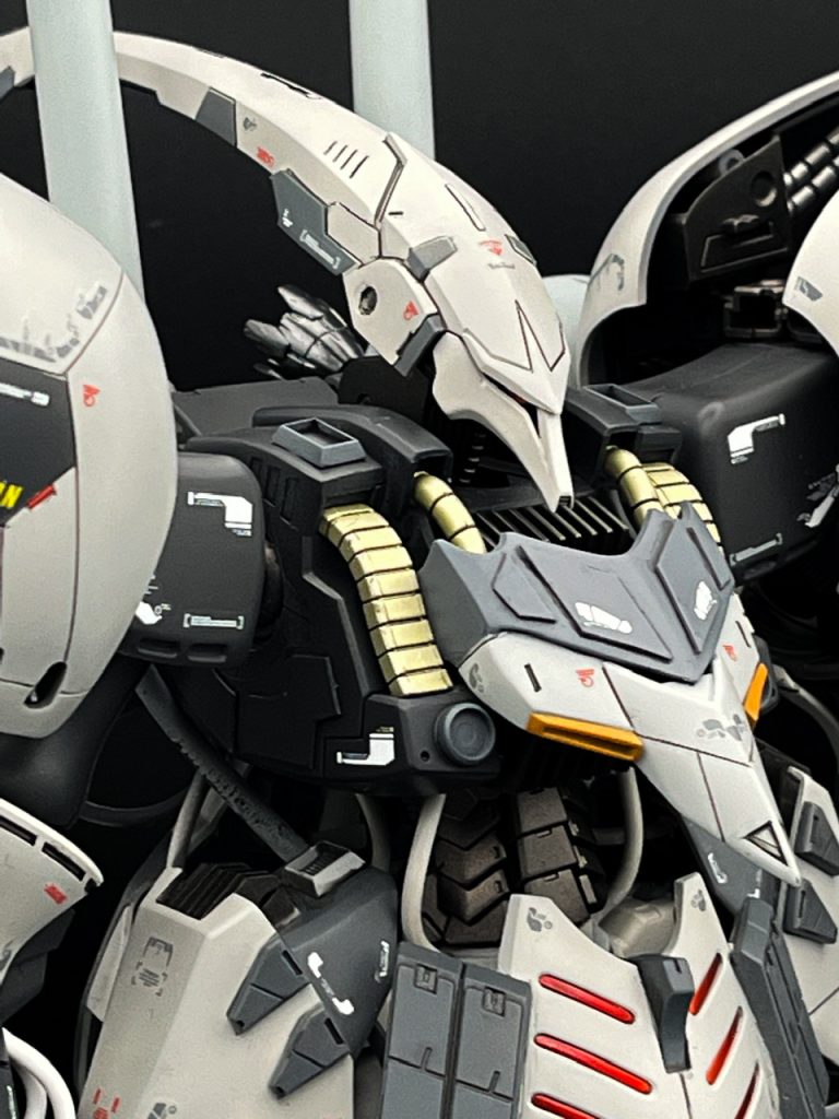 ▲パイロット候補はネオ・ジオンが産んだ哀しき傀儡、ゾルタン=アッカネン。Ⅱネオジオングとは別の形で、ゾルタンの享楽的な戦いぶりを存分に表現できるサイコ・マシーンを想像してみました。エンブレムデカールが逆シャアの物しかなかった事が悔やまれます。