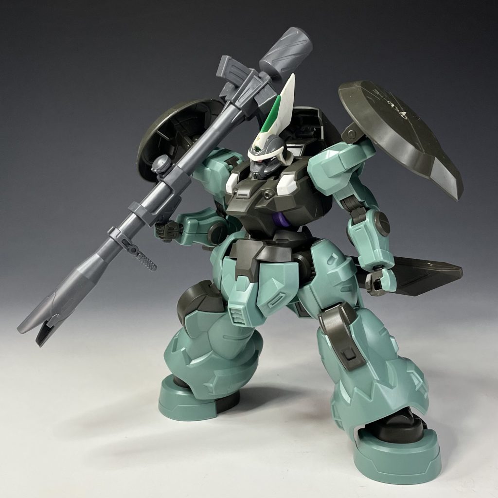 ジャンクボックスで眠っていたジンの頭(20年もの)と組んだまま放置していたディランザを合わせてみたのが製作のきっかけです。