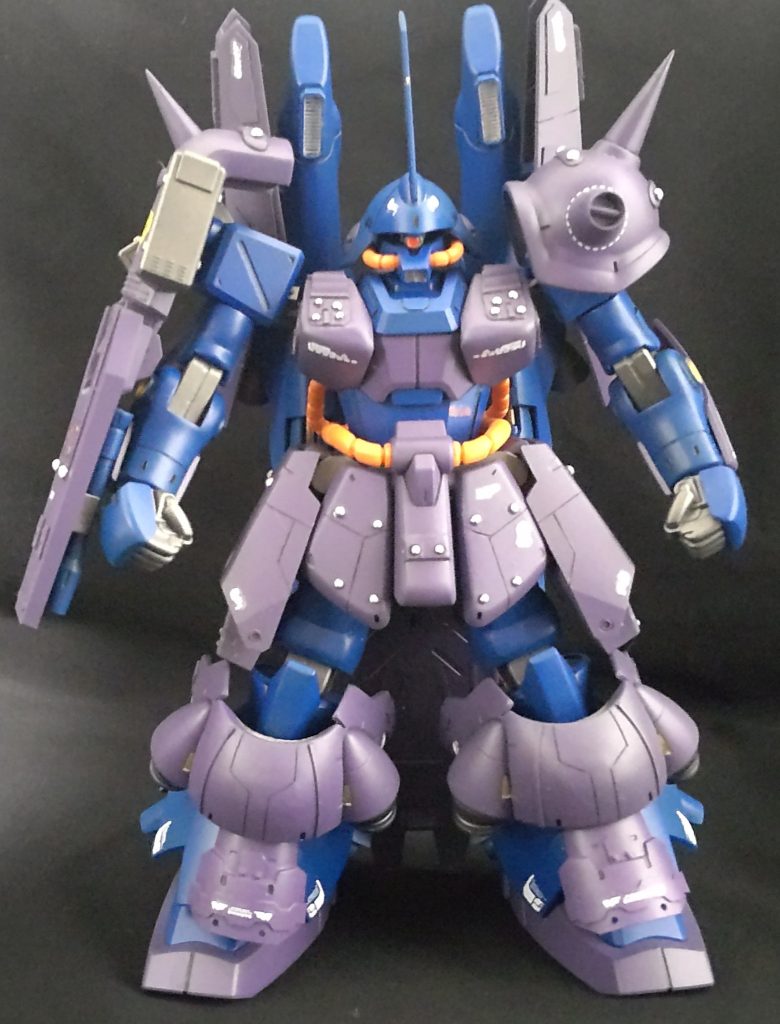 首、膝にスペーサを設けて延長、腰もプラバンで延長胸部はプラ板とパテ盛りでマッシブに腰サイドアーマーはセラヴィーのを加工して取り付け膝にはヘルムヴィーゲリンカーの肩パーツを取り付け右肩アーマーはアメイジングザクのシールドとマラサイシールドを組み合わせて作成腕の付け根を少し高くするために、HGシードカスタムキットを使用