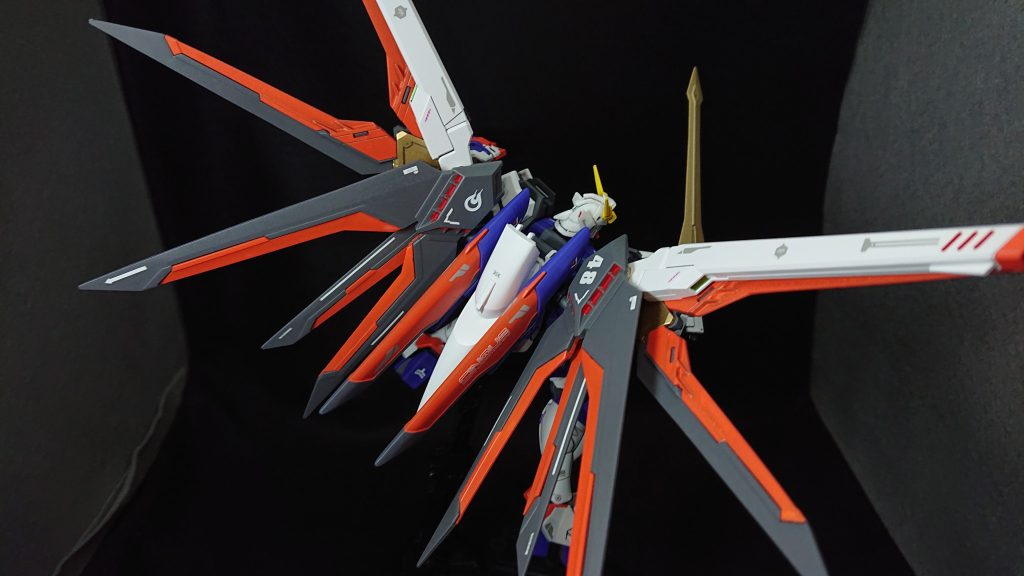 バックパックの接続にはビルドストライクエクシードギャラクシーに付いてくる接続ジョイントを使っているのですが、これを使用すると機首パーツと頭部パーツが上手く噛み合わなくなるようですなので、今回は飛行形態をオミットすることになりました