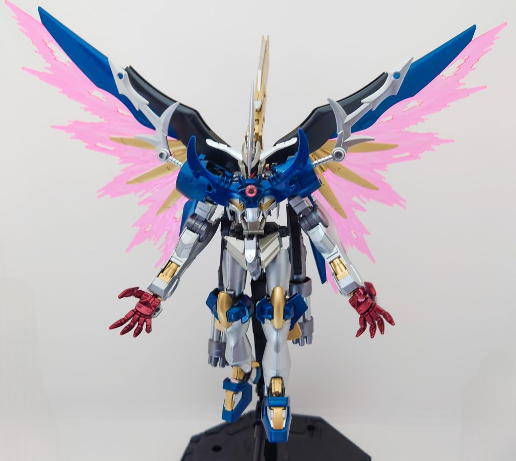 さらに光の翼を展開した状態。