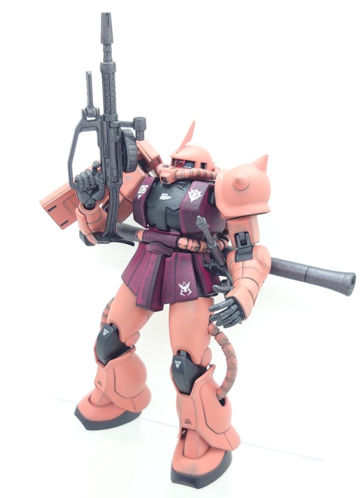 腕部の段落ち処理、武器の合わせ目消し、全塗装、筆塗り、デカール、トップコート、3Dマテリアルシールという工程で製作しました。近代のHGUCのパーツ構成には感動しました。スパイク側のショルダーパーツが一体成型ですからね。オリジン版では合わせ目消しでひと手間かかっていたので、同じ機体をver.違いで製作するという試みも面白いと思いました。