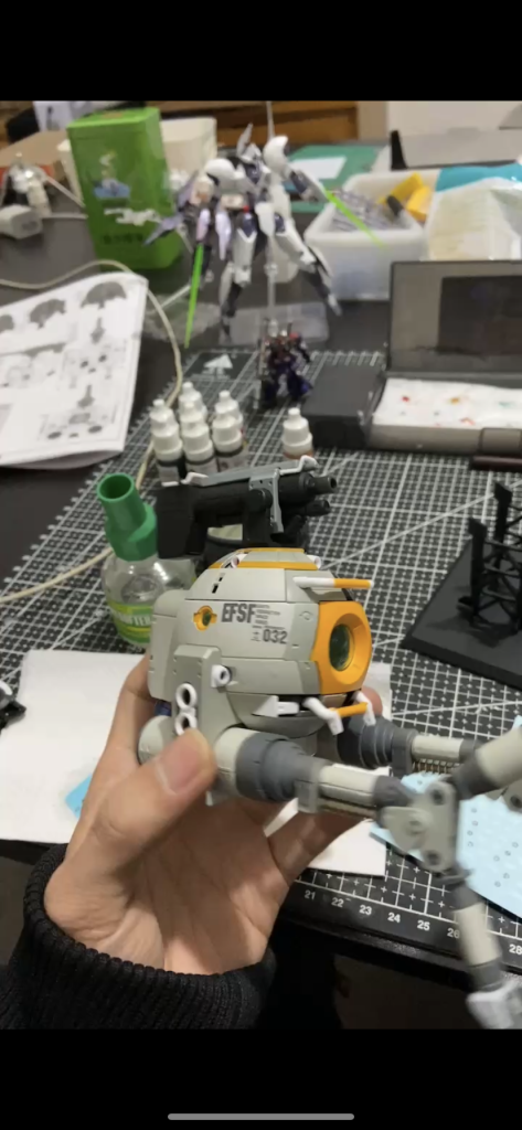 先喷涂一下底色，顺便切割一下外甲