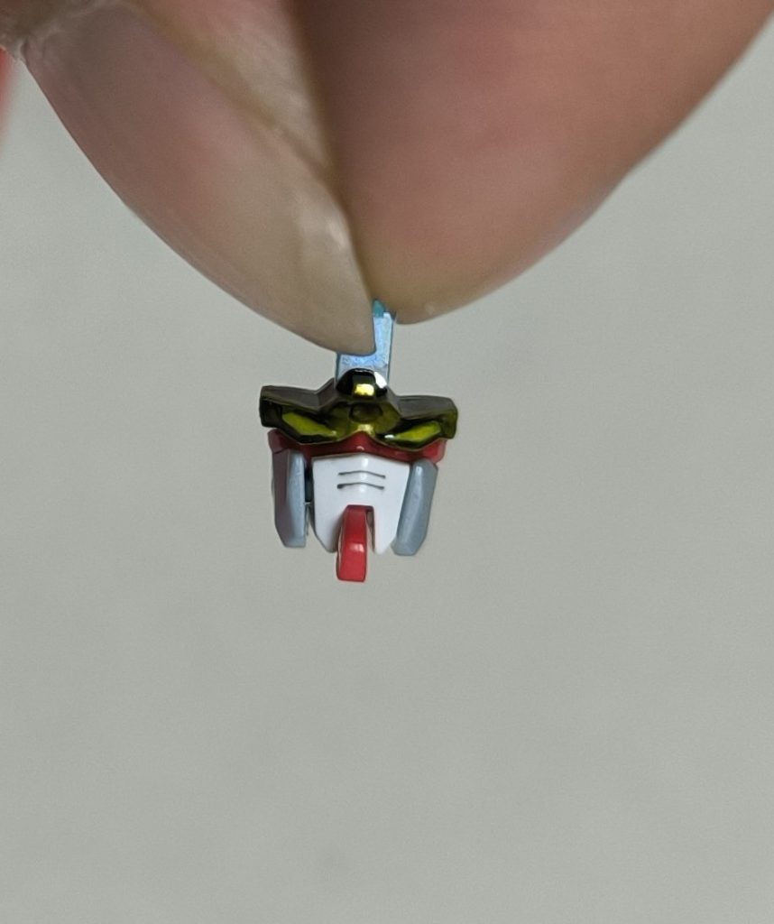 ストライクフリーダムの赤いパーツを、ライジングフリーダムのツインアイパーツに合うように、上部と後ろをカットし、その後ライジングフリーダムのツインアイパーツとくっつけました。