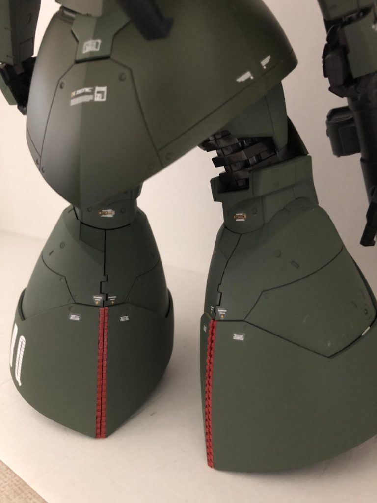 脚部背面。脚部の出力増加に伴い裾部拡大および冷却フィンを設置しました。