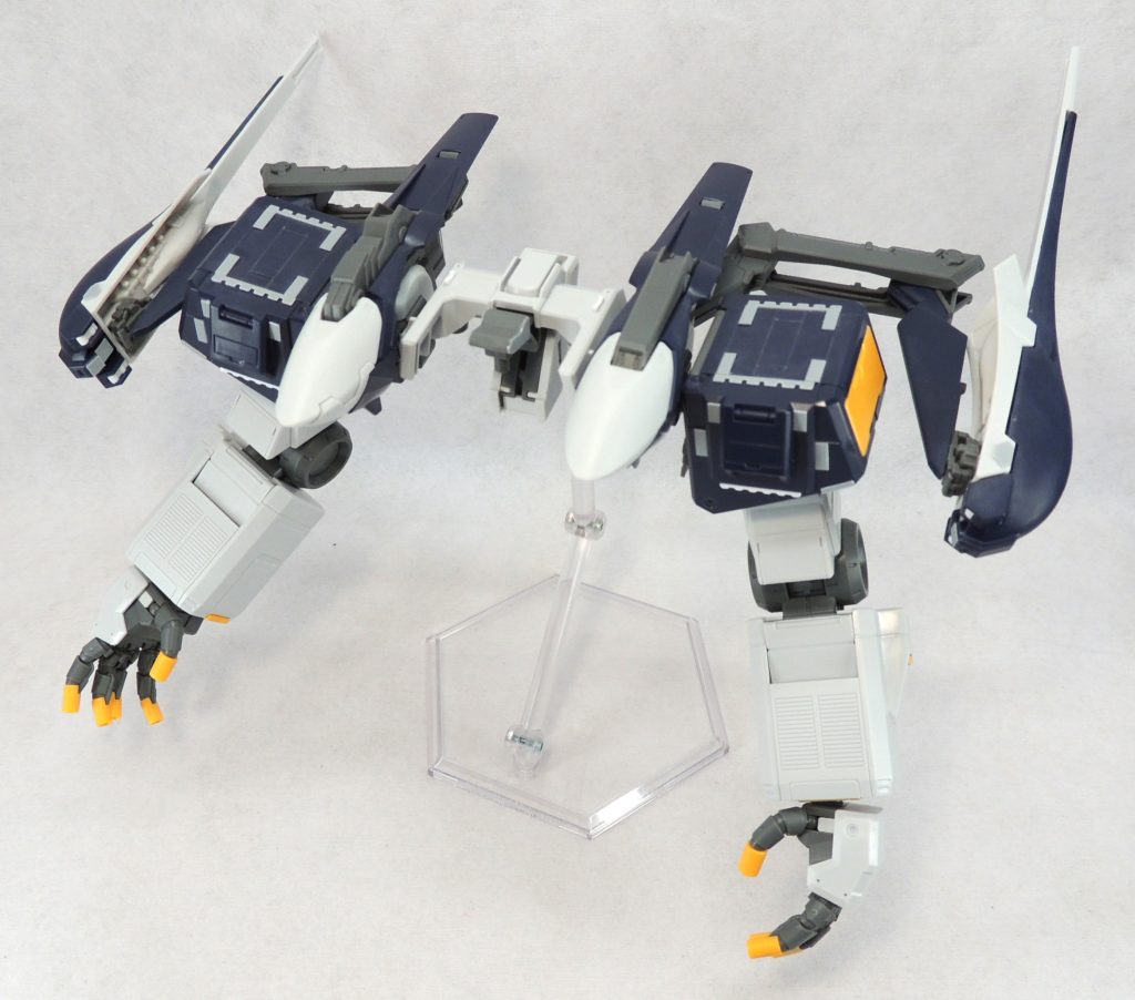 巨腕の付く背面ユニットの製作途中です。各部のヒケや肉抜き穴の処理を丁寧に行った後、スジ彫り、プラ板・プラ材の貼付等によりディティールを追加しました。 巨腕の自重でたわむため、真鍮線を通し、下部を市販のパーツでデコレートしました。