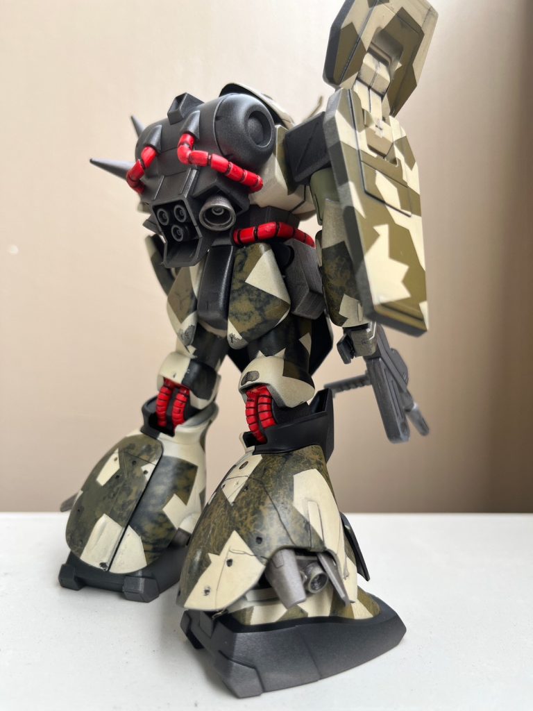 軽く汚しを入れてます  アクセントに動力パイプは赤で塗装  筋彫り入れてみたが目立たん