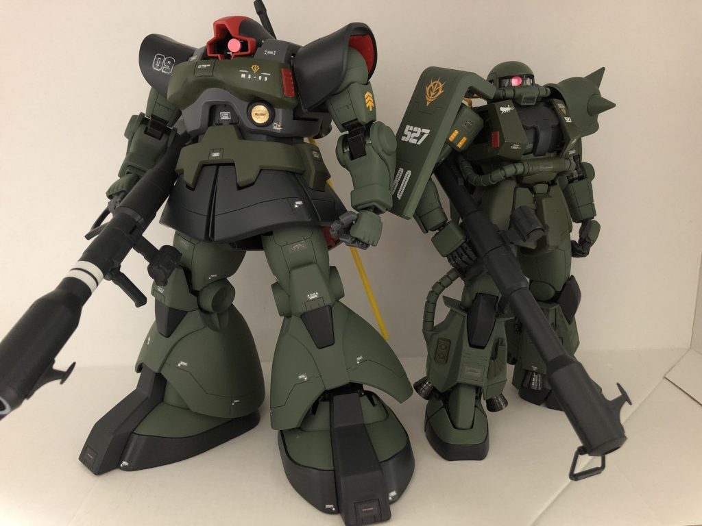 高機動型ザクとツーショット!ドムの大きさがよく分かります。