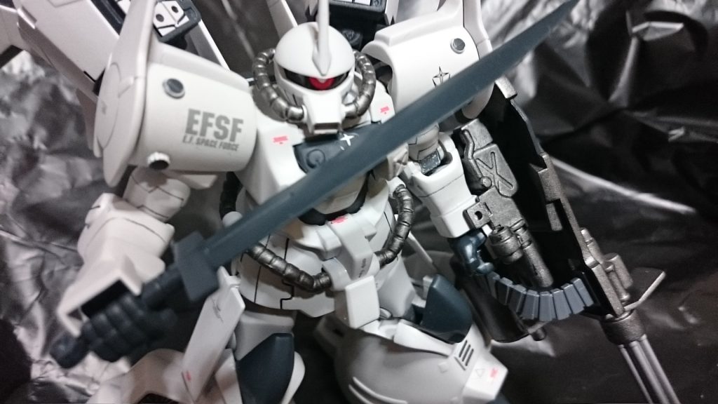 だいぶ昔に作ったものですガンダムベースのものではないので肩は胴体直付けで腰は曲がらないとかいろいろ今から見ると足りない部分もあります。