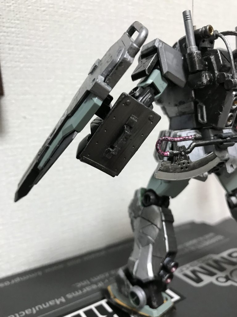 ヒートホークは腰に、ツインビームスピアはバックパックにマウントできます。腕には現地改修により鉄板が装備されています。