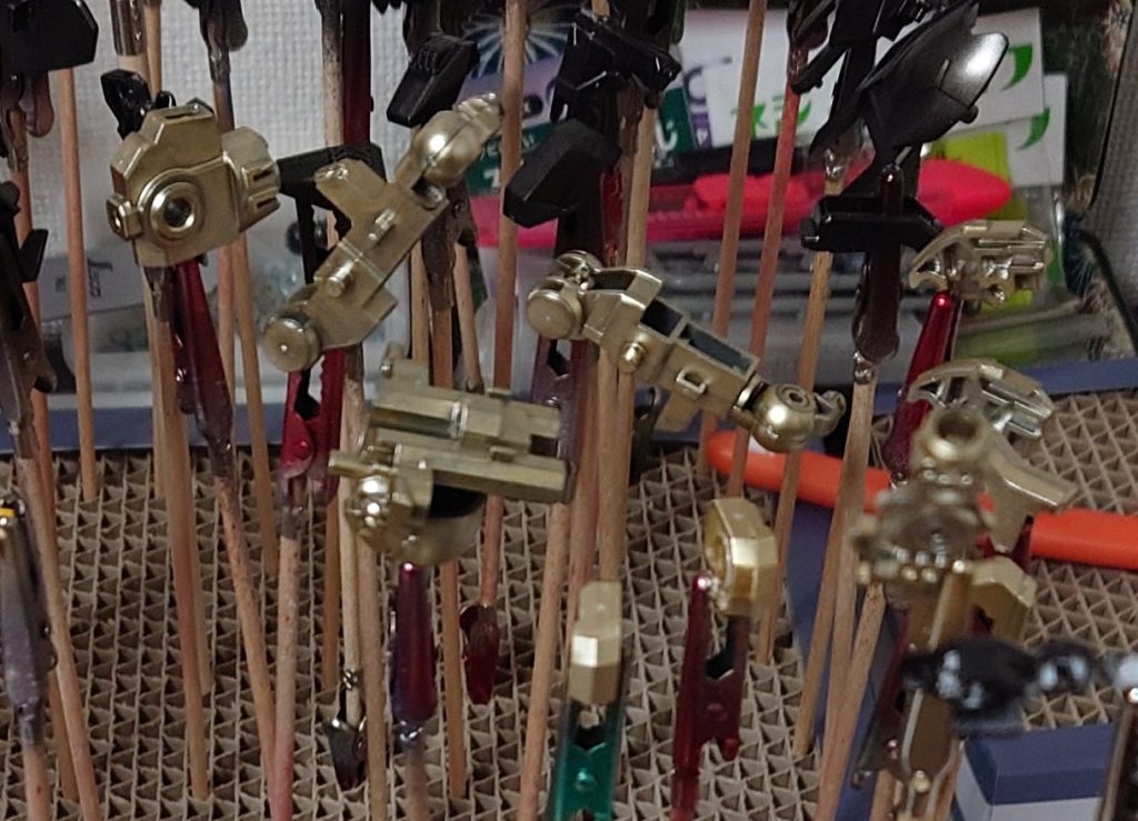 元々は金色にするパーツをガンダムマーカーのホワイトゴールドに塗装していたのですが、せっかくのアストレイゴールドフレームなので