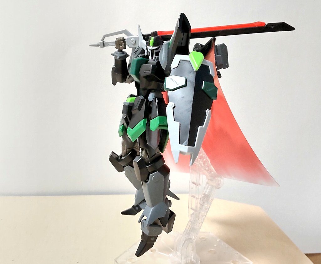 すぐに素組みして、テンションMAX。いいじゃんカッコええ。相手を見下してる感じが似合うって敵キャラとしてポイント高いよ!