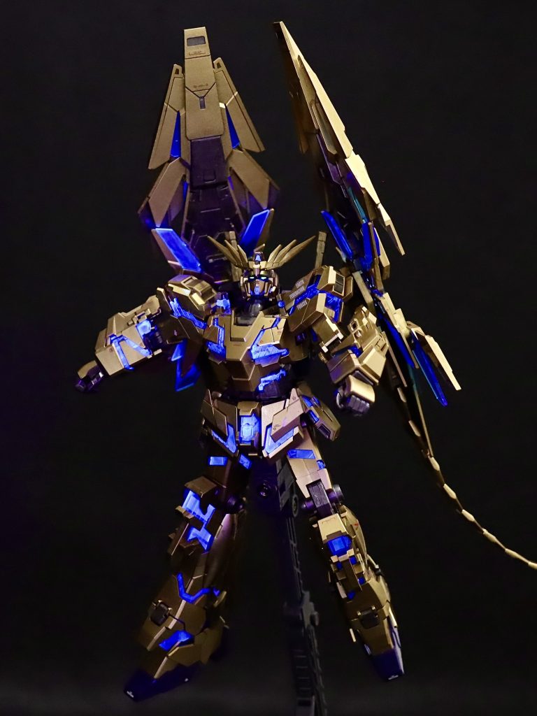 外装(金色)とサイコフレーム(青)の光具合いが一番気に入ってる一枚。