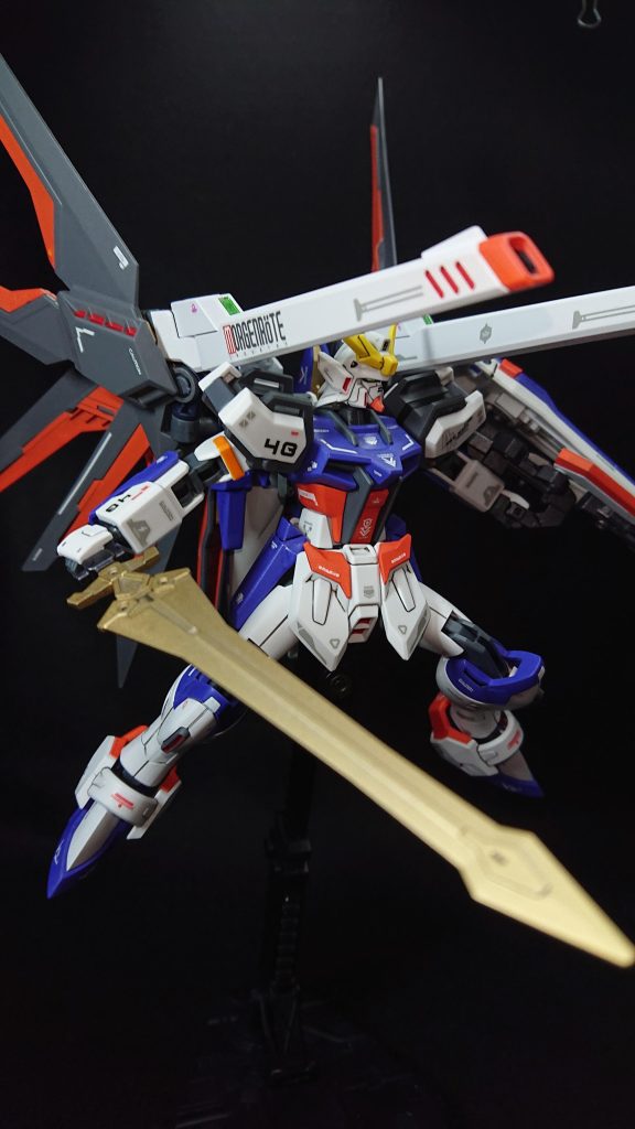 機体カラーはなるべくオリジナリティが出せるように青や赤は避けて、自分があまり組み合わせていない色から紫とオレンジの組み合わせを選びましたオレンジのような明るい色は隠ぺい力が弱いので、缶スプレーで塗装している自分はこれまで少し敬遠していたのですが、今後は表現の幅を広げるために明るい色も多く取り入れていきたいと考えているので、今回は実験的な意味もありオレンジを採用しています難しかったのは青いパーツをオレンジに塗装するときです最初に白サフを吹いたのですがそれでも青が強く苦戦しました💦自分は白サフの上にホワイトを吹いたことでオレンジの発色を良くするように対応しました