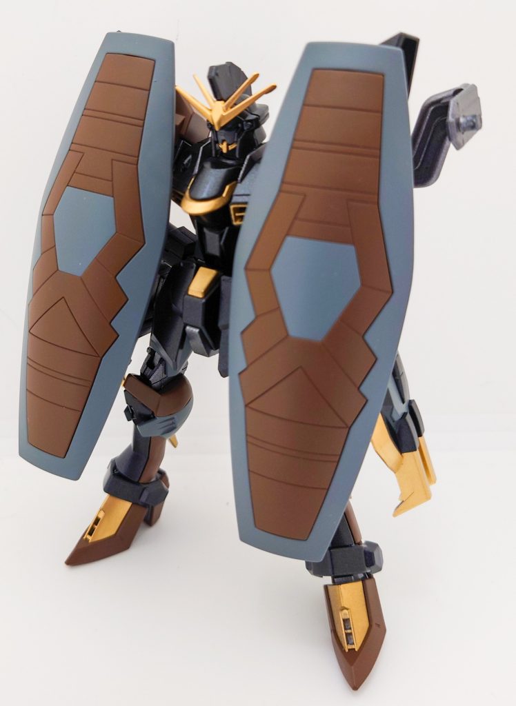 両側のシールドを両腕に装着した防御形態。