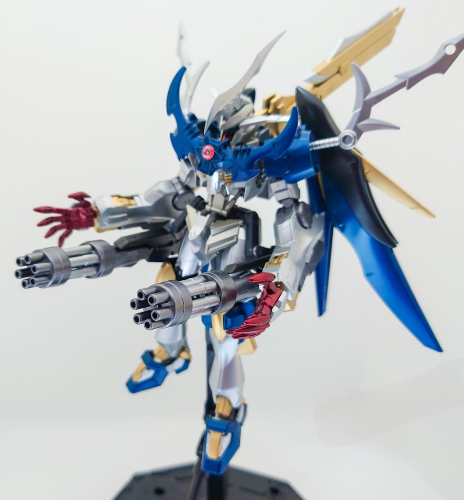 唯一の射撃武器であるガトリング砲は腰に接続しており、普段は後ろに格納しています。