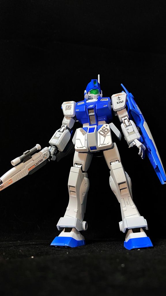 肩部增加了横向刻线，将肩甲一分为二，拉伸整体视觉效果大臂与小臂增加环形刻线和短凹槽，增加一点细节