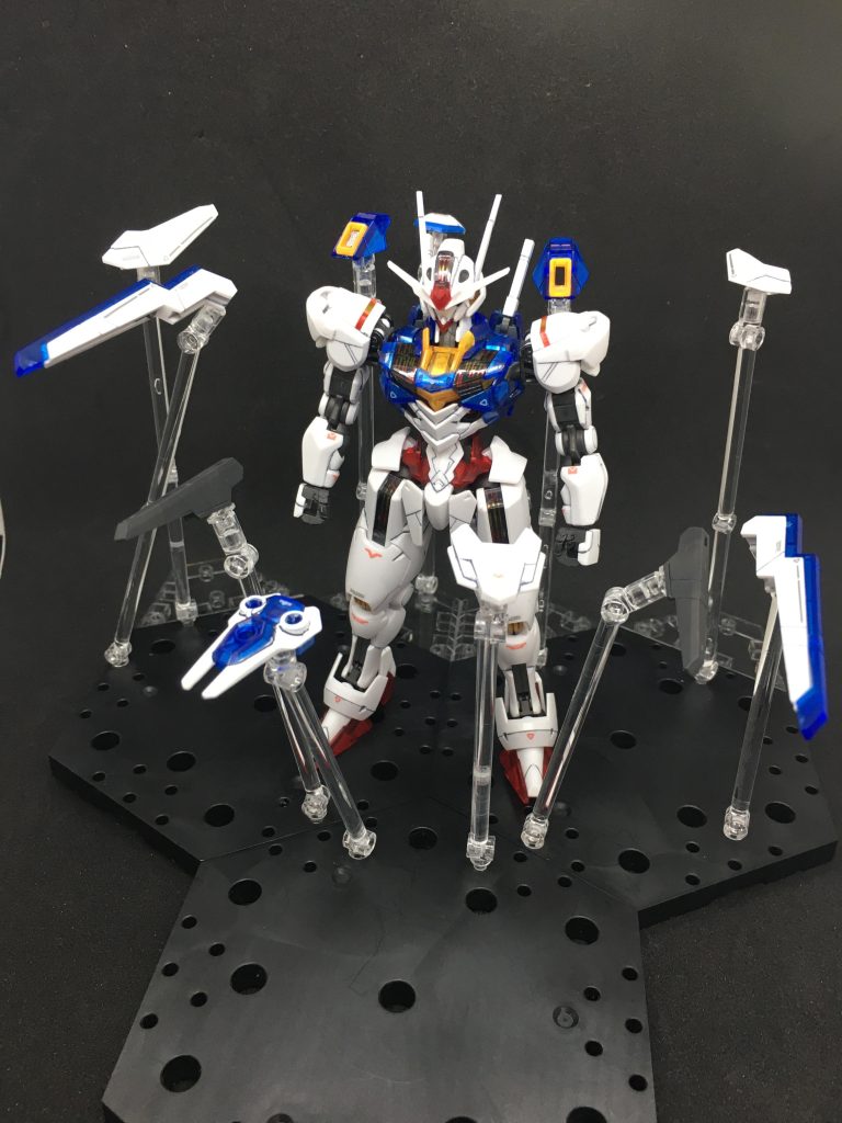 水星の魔女ウェポンディスプレイベース×2でガンビットをディスプレイ。付属の小型ベースよりもアクションベース4・5などの方が広く、自由度も高いですね。 1話でのグエル戦でのカットを参考に配置しました。