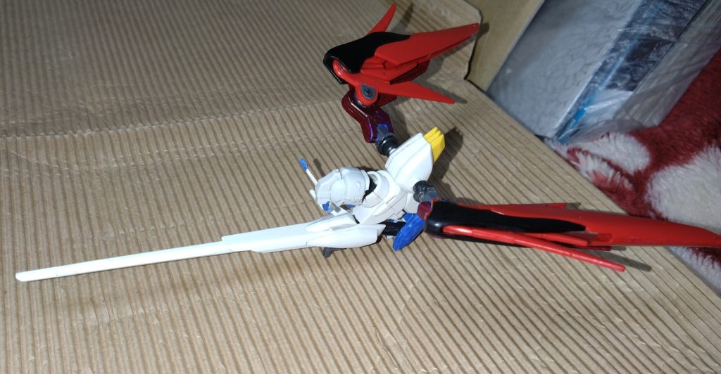 『レギルスコア・ファイター』レギルスコアよりはまだマシな形態。デスティニーのウイングがあるとはいえ『ヴォワチュール・リュミエール』の使用ができない形状となってますが、スピードは戦闘機とは思えない程の速度を生み出します。武器は先端のテイルビームライフルと頭部を動かして使えるバルカン砲のみになります。 では、今回はここまで。リベロの形態はもう無いのか？と思う方がいるかと思われますが、まだあります！半分くらいはまだ残ってますね…。リベロは『自由』のガンダムなので、様々なガンダムになります。ギミックの多さに皆さんツッコんでください。 それでは、次回も宜しくお願いします。